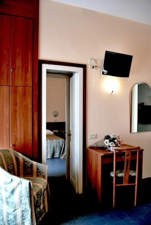 Hotel Acerboli リミニ 部屋 写真
